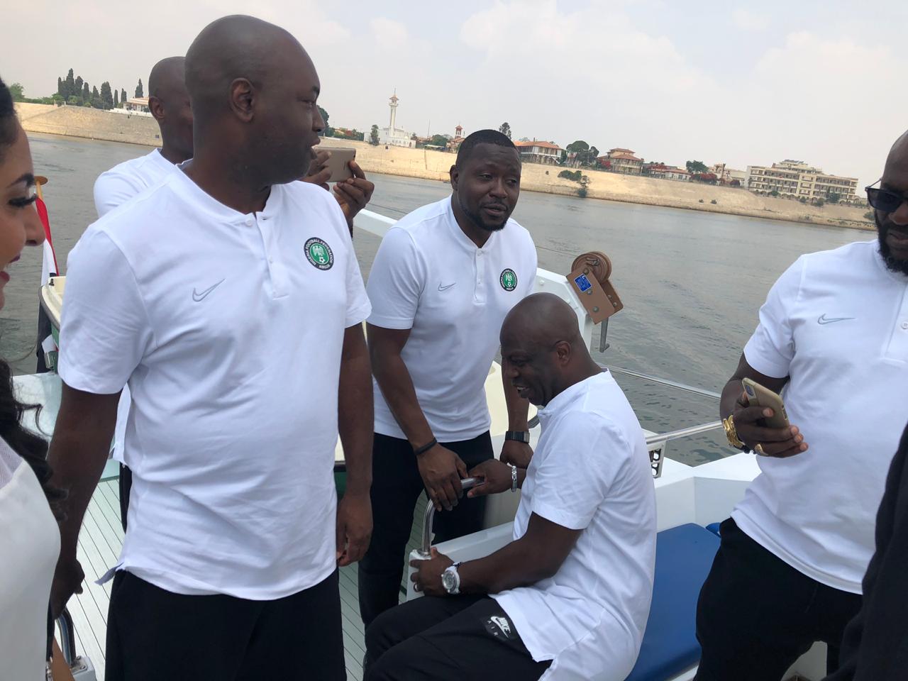 منتخب نيجيريا فى جولة بحرية بقناة السويس (13)