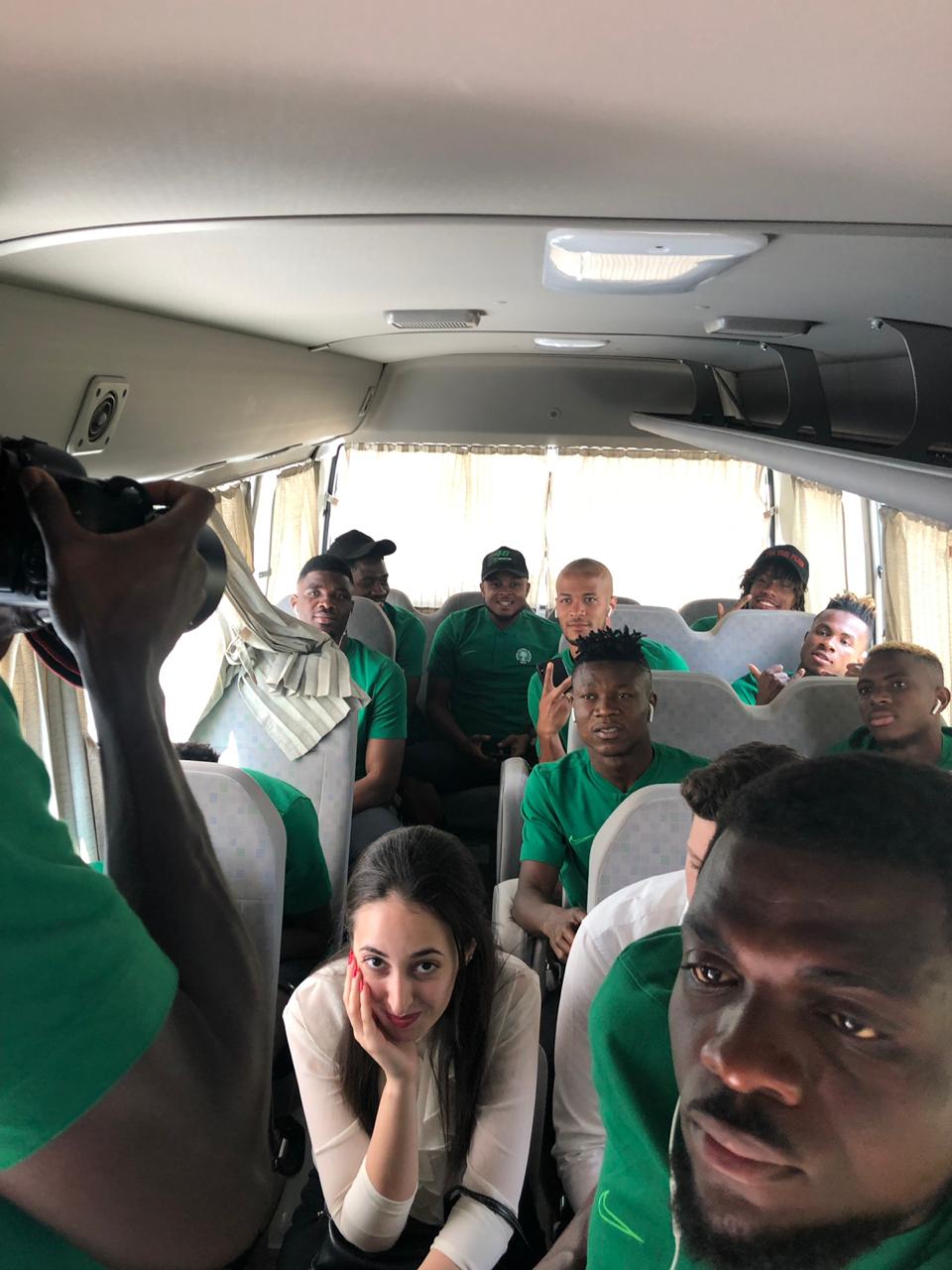 جولة بحرية فى قناة السويس لمنتخب نيجيريا بصحبة مهاب مميش (3)