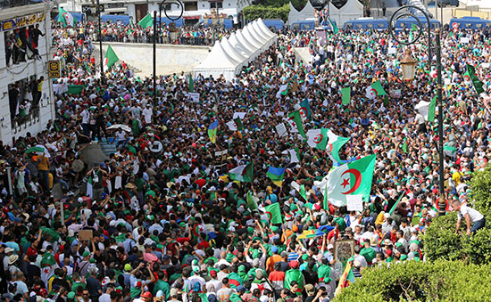 الاعلام الجزائرية ترفرف خلال المظاهرات