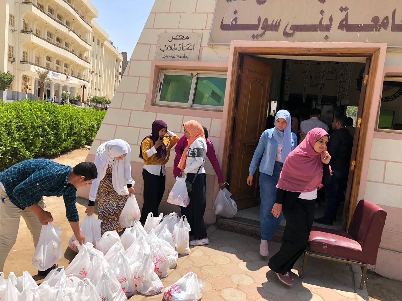 تجهيز السلع بمقر اتحاد الطلاب تجهيز السلع بمقر اتحاد الطلاب