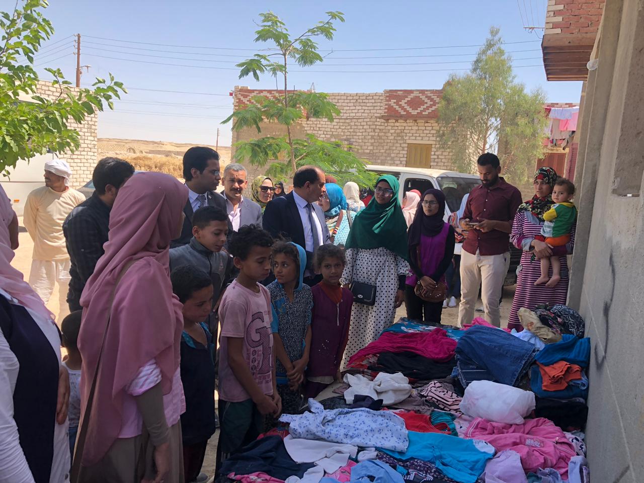 توزيع الملابس على مواطنى القرية
