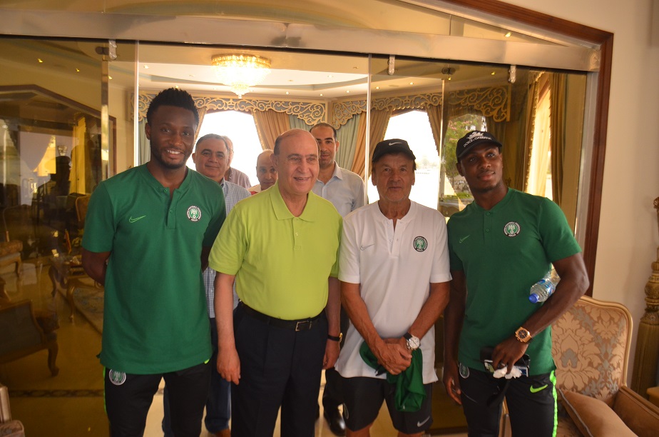 مدرب الفريق النيجيري ومندوبين عن اللاعبين يوجهون الشكر والتحية للفريق مهاب مميش ورجال الهيئة عقب انتهاء الزيارة
