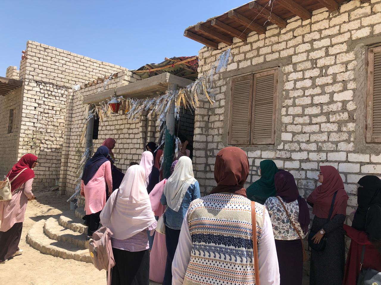 مجموعة من الطالبات اثناء مشاركتهن فى المبادرة مجموعة من الطالبات اثناء مشاركتهن فى المبادرة
