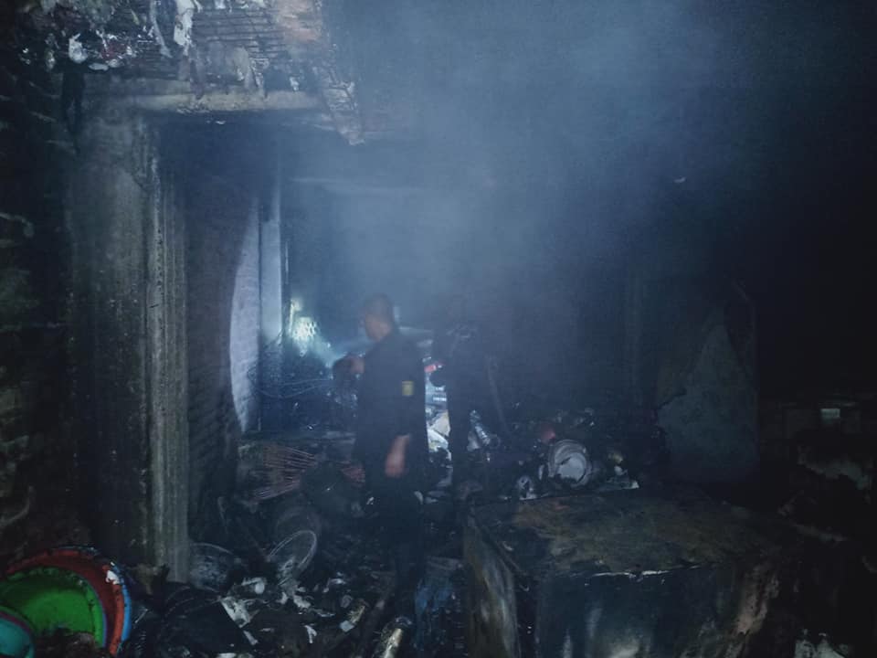 حريق يلتهم مخزن أجهزة كهربائية بحي غرب مدينة أسيوط  (12)