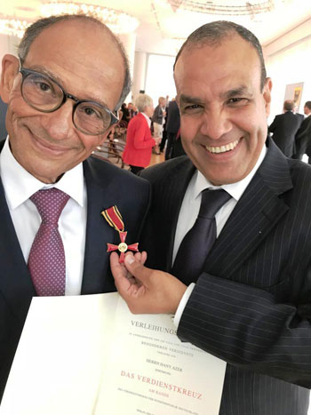 ألمانيا تمنح العالم المصرى هانى عازر وسام الاستحقاق من الدرجة الأولى رسميا (1)