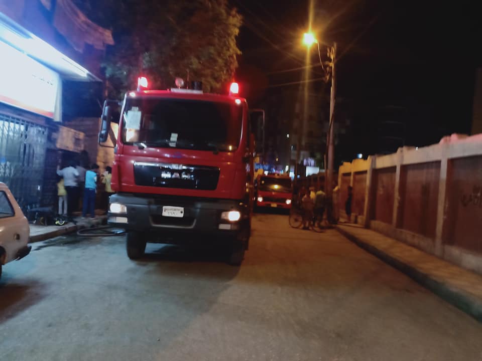 حريق يلتهم مخزن أجهزة كهربائية بحي غرب مدينة أسيوط  (7)