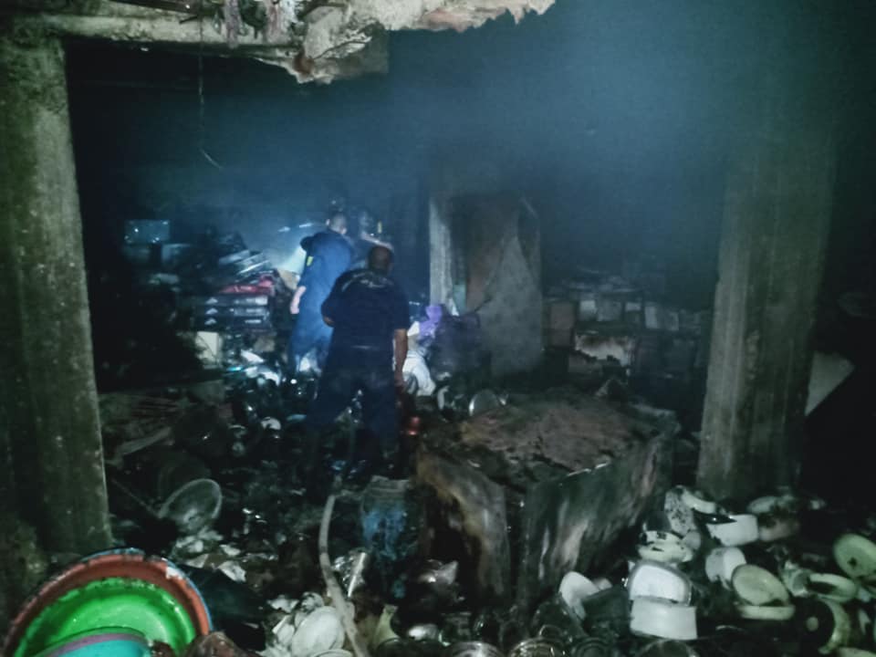 حريق يلتهم مخزن أجهزة كهربائية بحي غرب مدينة أسيوط  (13)