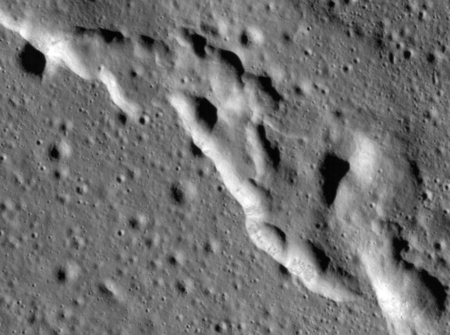 تلال  على سطح القمر