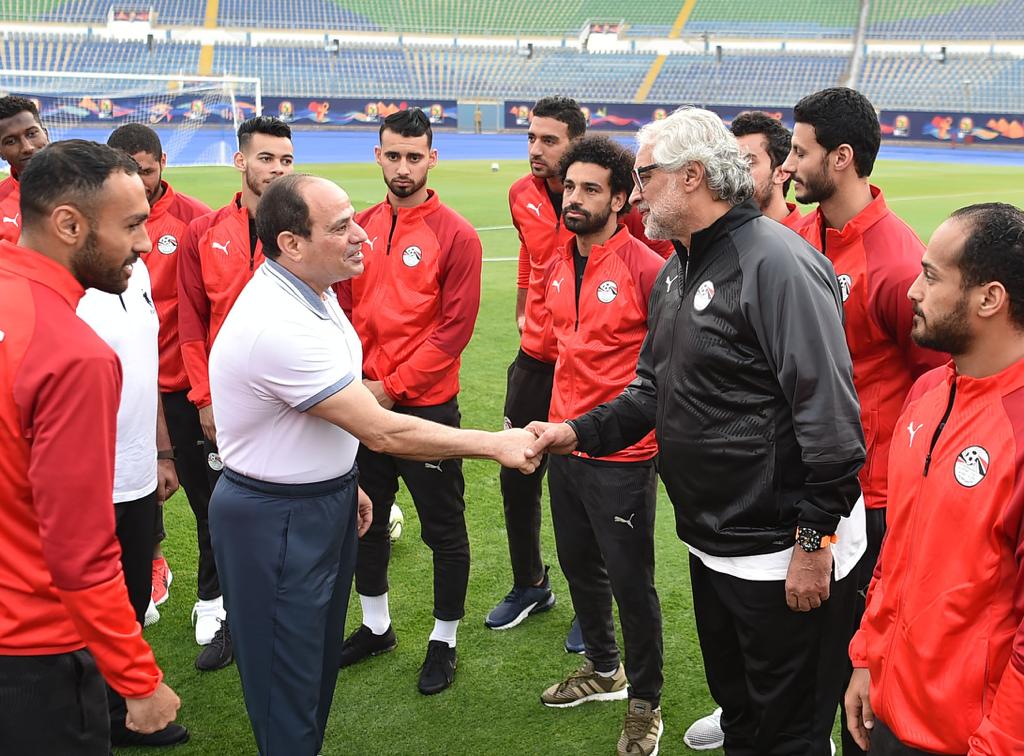 الرئيس السيسى يصافح أعضاء المنتخب