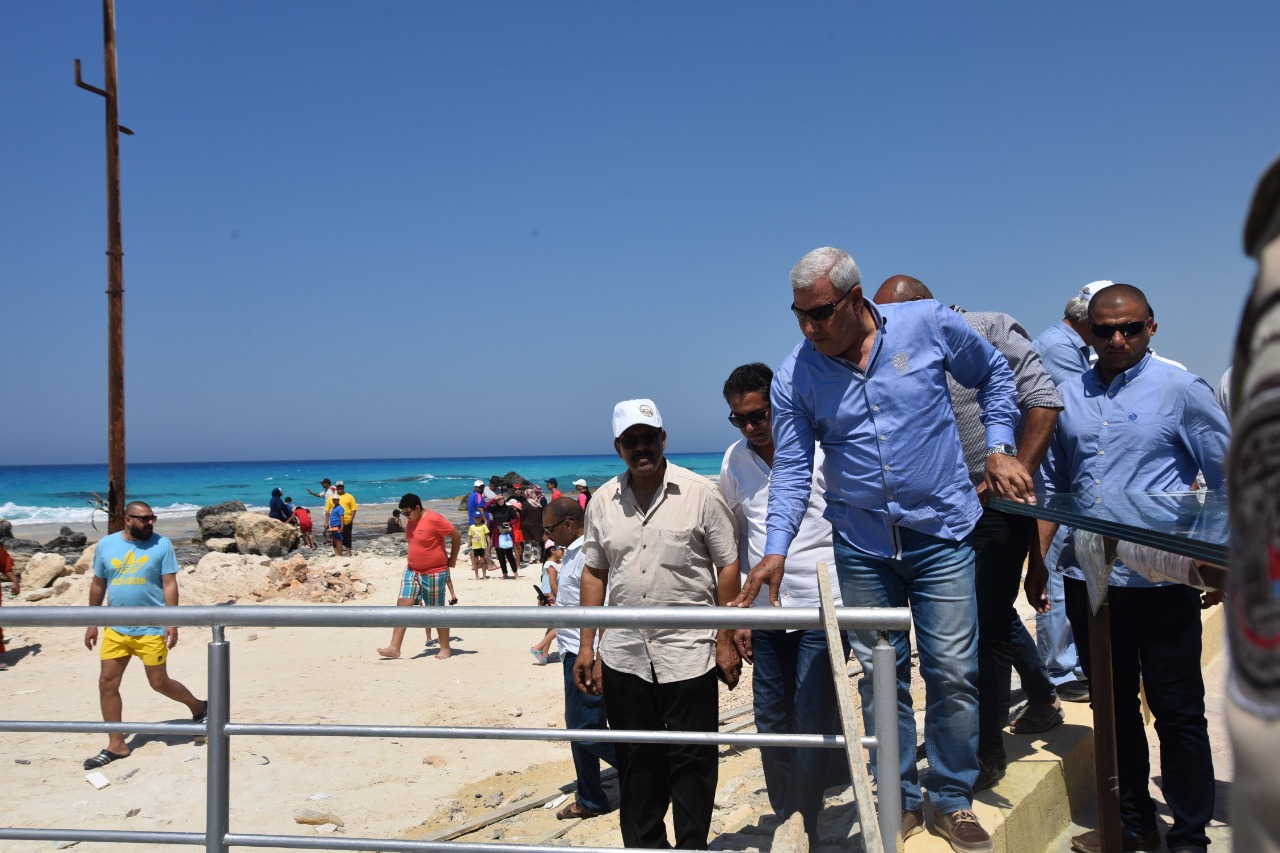 محافظ مطروح يتابع أعمال تطوير شاطئ كليوباترا (1)