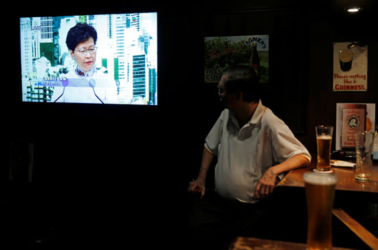 خطاب كاري لام الرئيسة التنفيذية لهونج كونج يجذب اهتمام المواطنين