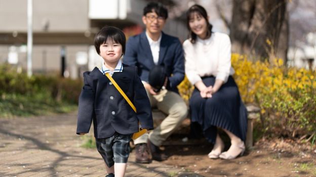 فاميلي رومانس اليابانية توفر آباء للإيجار