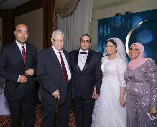 مكرم-محمد-أحمد-يشارك-العروسان-فرحتهم