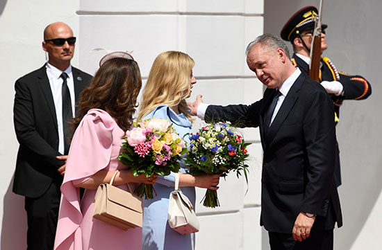 رئيس سلوفاكيا المنهية ولايته يعطى الرئيسة الجديدة بوكية ورد