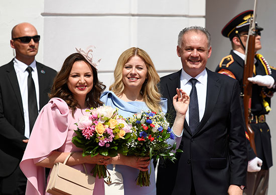 رئيس سلوفاكيا السابق وزوجته يهنئان الرئيسة