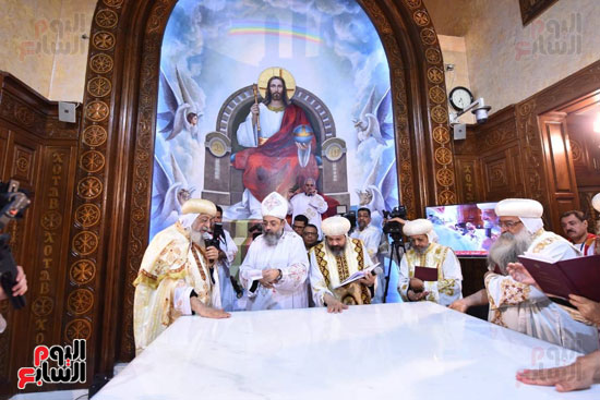 البابا والاساقفة يمسحون الهيكل بالزيت المقدس