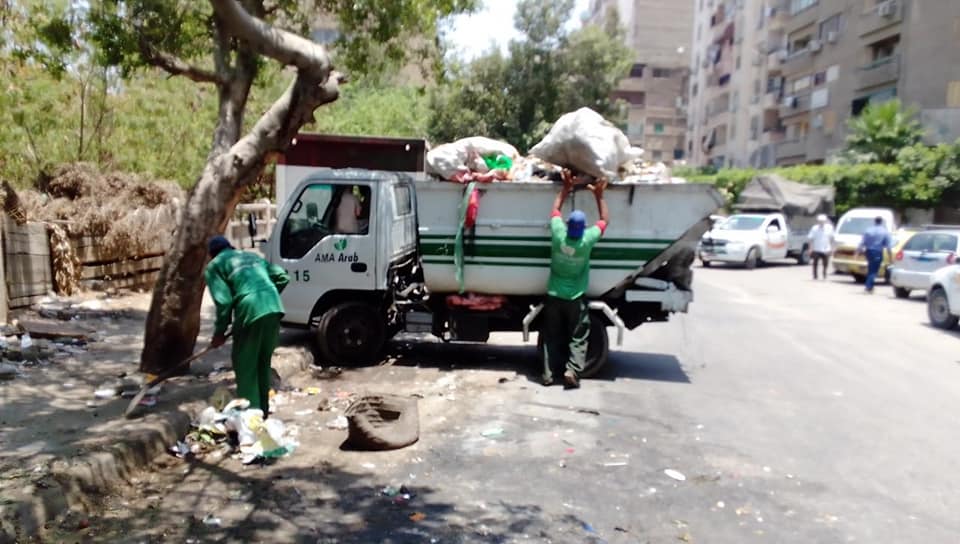 رئيس حى الزيتون يشرف على رفع القمامة من الشوارع  (7)