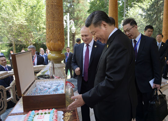 بوتين يقدم الحلوى والآيس كريم للرئيس الصينى