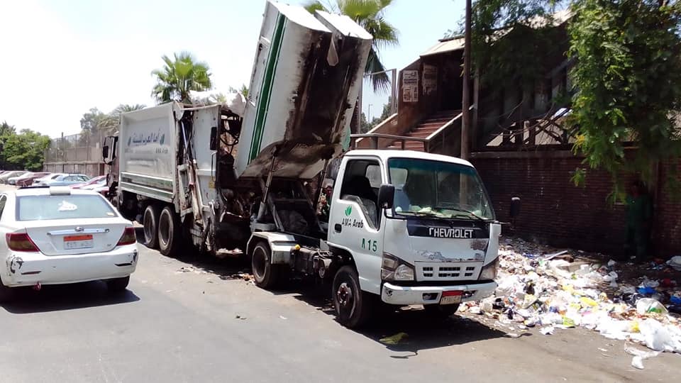 رئيس حى الزيتون يشرف على رفع القمامة من الشوارع  (5)
