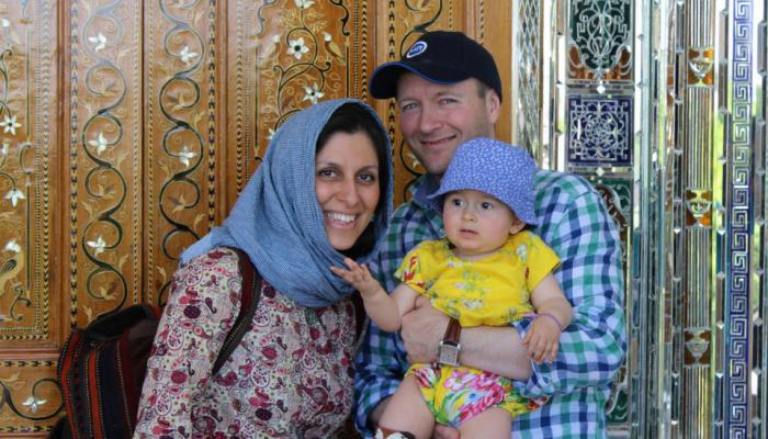 نازانين زاجارى وطفلتها وزوجها فى ايران