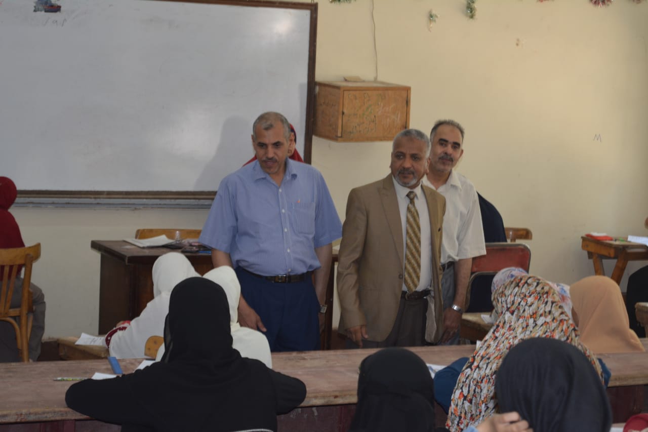 نائب رئيس جامعة الأزهر يتفقد لجان الامتحانات وكنترول كلية البنات الإسلامية بأسيوط (3)