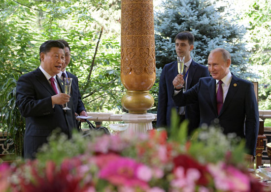 بوتين يشرب نخب عيد ميلاد الرئيس الصينى