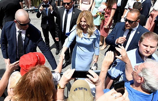 رئيسة سلوفاكيا تصافح المواطنين عقب حلف اليمين