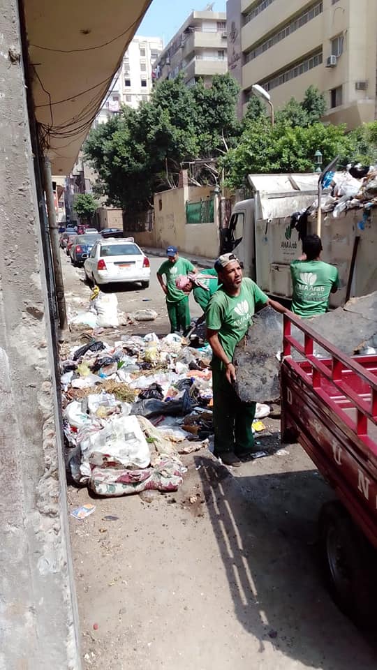 رئيس حى الزيتون يشرف على رفع القمامة من الشوارع  (2)