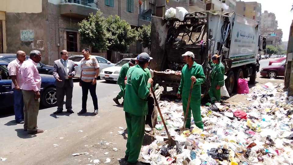 رئيس حى الزيتون يشرف على رفع القمامة من الشوارع  (4)