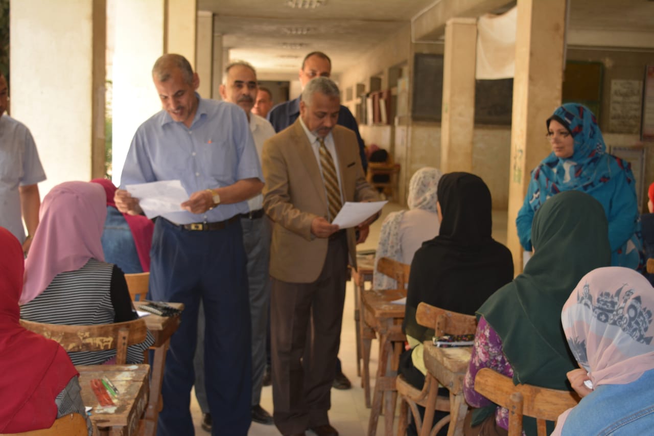 نائب رئيس جامعة الأزهر يتفقد لجان الامتحانات وكنترول كلية البنات الإسلامية بأسيوط (4)