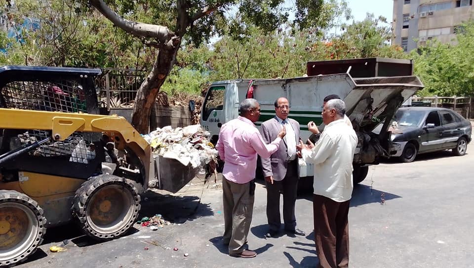 رئيس حى الزيتون يشرف على رفع القمامة من الشوارع  (8)