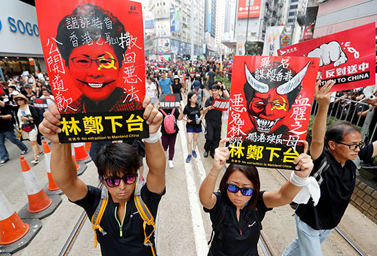 احتشاد الاف المتظاهرون فى هونج كونج مطالبين بتنحى القادة  (7)