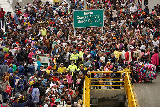 احتشاد المهاجرين على الحدود مع الإكوادور