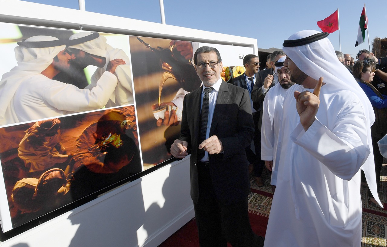 رئيس الحكومة المغربية أمام معرض الصور فى موسم طانطان