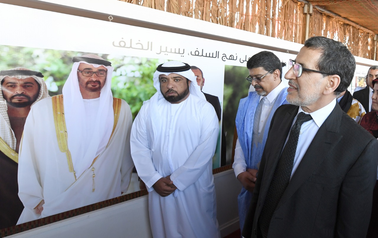 رئيس الحكومة المغربى يتفقد معرض الصور الإماراتى فى موسم طانطان