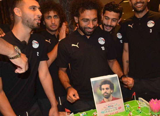محمد صلاح يحتفل بعيد ميلاده (1)