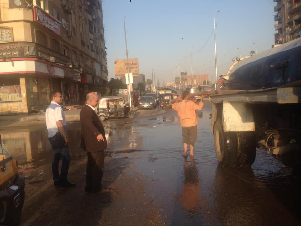 عطل بخط الصرف الصحى يتسبب في غرق شوارع حي شرق شبرا الخيمة (5)
