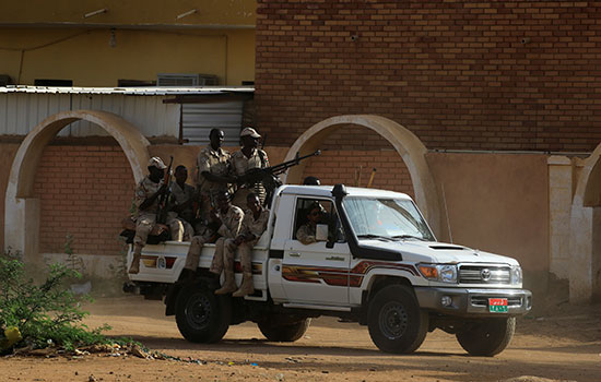 قوات الأمن السودانية ترافق ترحيل البشير