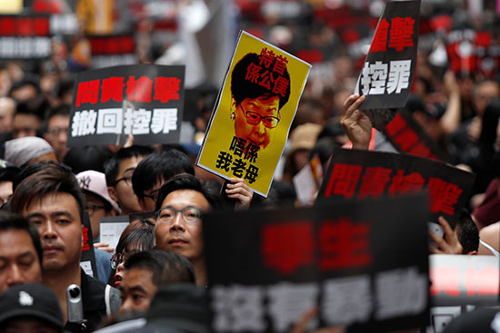 احتشاد الاف المتظاهرون فى هونج كونج مطالبين بتنحى القادة  (6)