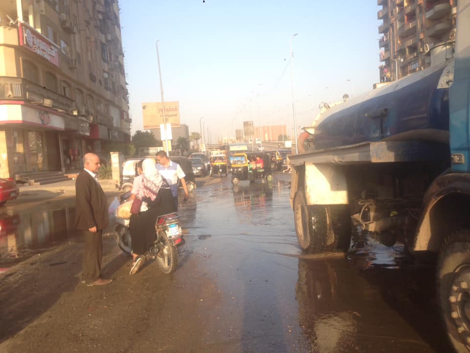 عطل بخط الصرف الصحى يتسبب في غرق شوارع حي شرق شبرا الخيمة (2)