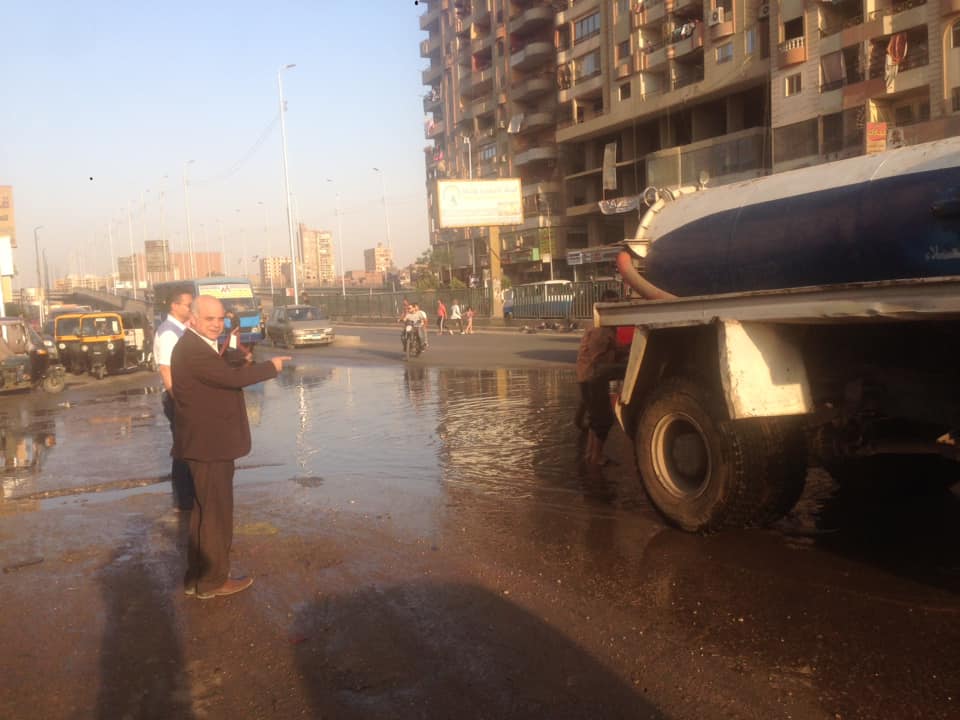 عطل بخط الصرف الصحى يتسبب في غرق شوارع حي شرق شبرا الخيمة (4)