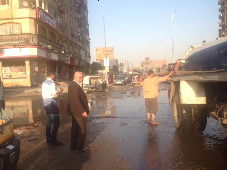عطل بخط الصرف الصحى يتسبب في غرق شوارع حي شرق شبرا الخيمة (6)