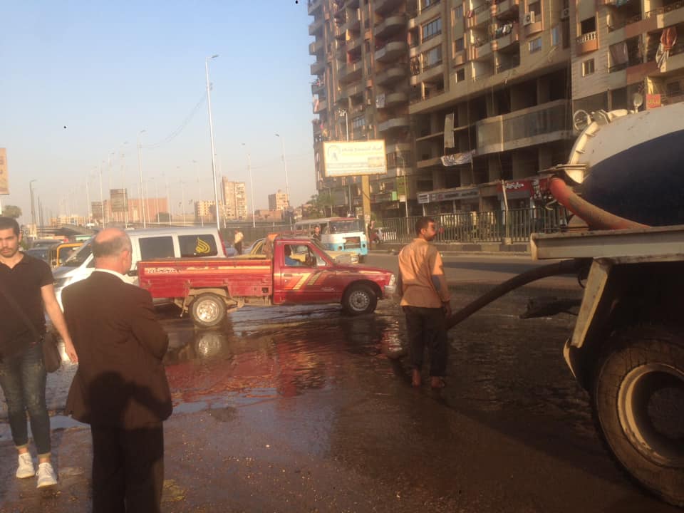 عطل بخط الصرف الصحى يتسبب في غرق شوارع حي شرق شبرا الخيمة (7)