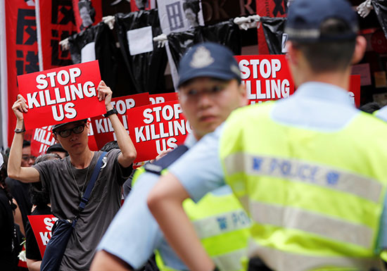 احتشاد الاف المتظاهرون فى هونج كونج مطالبين بتنحى القادة  (3)