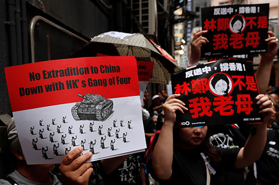 احتشاد الاف المتظاهرون فى هونج كونج مطالبين بتنحى القادة  (1)
