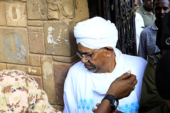 عمر البشير الرئيس السودانى السابق خلال ترحيله