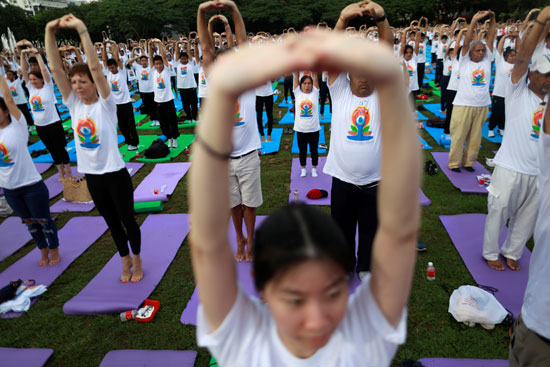 تجمع المئات فى تايلاند لممارسة اليوجا