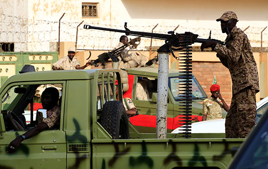 عناصر من الجيش السودانى ترافق ترحيل البشير
