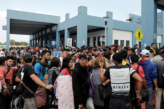 المهاجرين ينتظرون دخولهم إلى الإكوادور