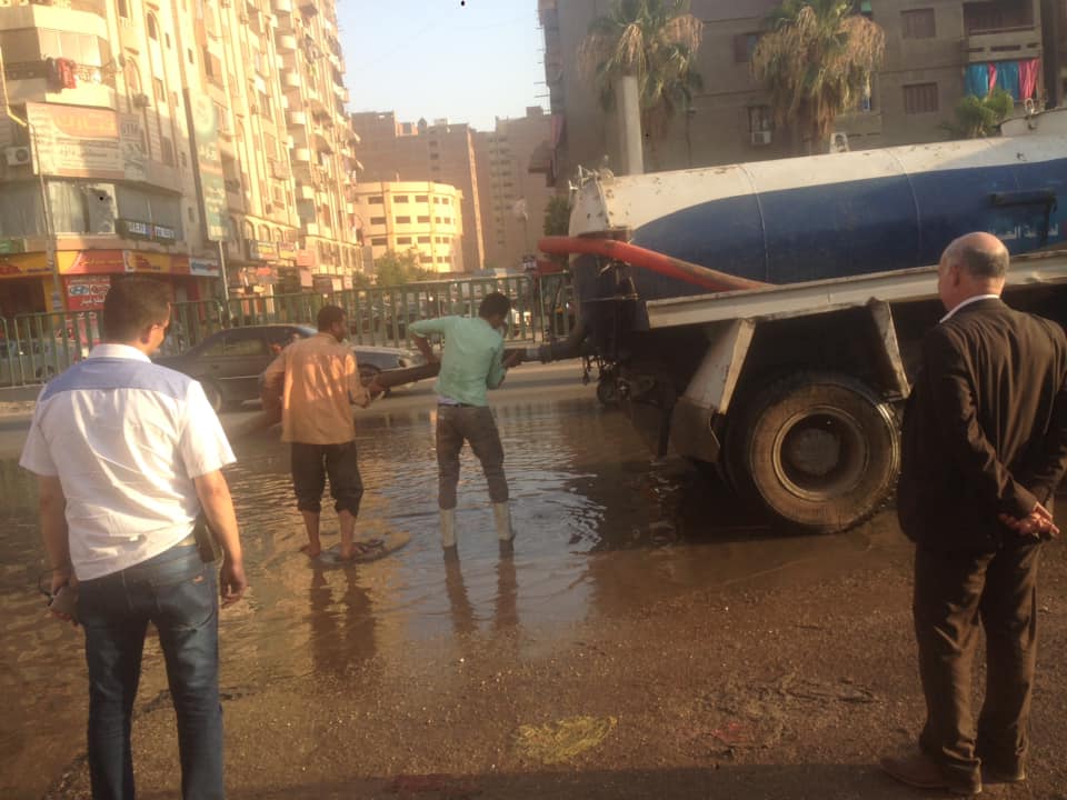 عطل بخط الصرف الصحى يتسبب في غرق شوارع حي شرق شبرا الخيمة (1)